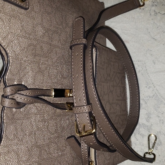 Calvin Klein large tote with detachable shoulder strap - Picture 10 of 10